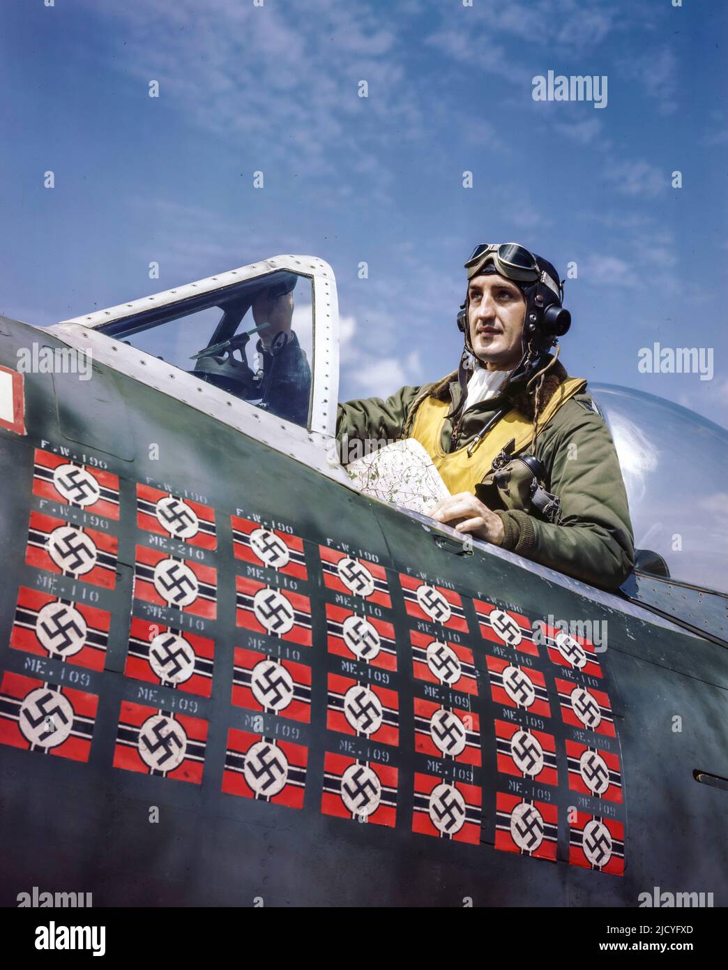 WW2 American Fighter Ace USAAF Francis S. Gabreski im Cockpit seines P-47 Thunderbolt. Foto vom 1944. Juli, wie die 28 Hakenkreuzsieg-Markierung zeigt - Gabreski erzielte am 5. Juli seine 28. Tötung und wurde am 20. Juli gefangen genommen. Datum Juli 1944 Zweiten Weltkrieg Zweiten Weltkrieg Stockfoto
