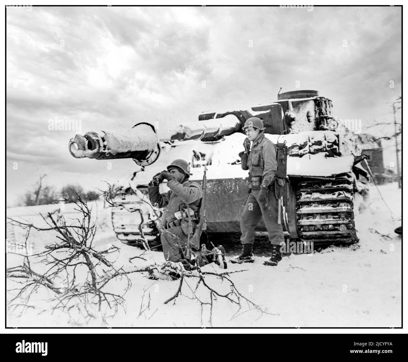 WW2 amerikanische Mörserbeobachter mit gefangenem deutschen Tiger-Panzer 1945 Winterschnee Luxemburg 81mm Mörserbeobachter, SSGT Glenn K. Keller, Fairfield IA., links, und PFC Virgil Williams, Pitcairn PA., mit Fernglas und Telefon, in der Nähe von Oberwampach, Luxemburg. Beide Männer sind bei der Infanterie-Division 90.. Co. D, 358. Inf. Regiment, 90. Infanterie-Division, rückt mit dem Ende des Krieges vor. Januar 25 1945. Datum 25. Januar 1945 Stockfoto