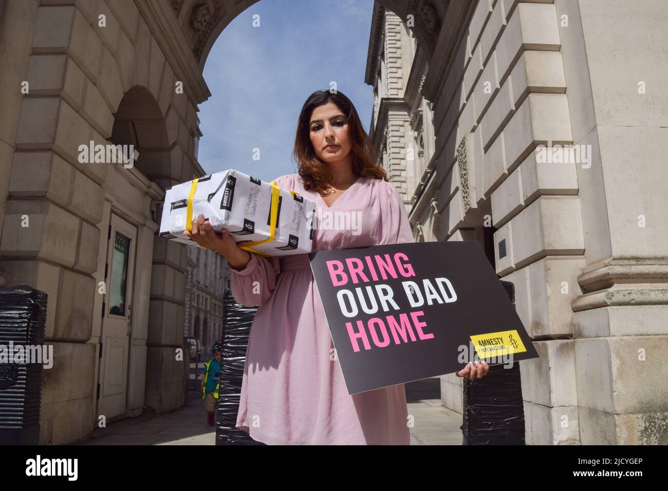 London, England, Großbritannien. 16.. Juni 2022. ROXANNE TAHBAZ und Amnesty International überreichten eine Karte und ein Geschenk zum Vatertag an das Auswärtige Amt, das Commonwealth and Development Office, mit der Bitte, sie an ihren Vater Morad Tahbaz zu senden, und forderten die britische Regierung auf, ihre Bemühungen zu verstärken, um ihn nach Hause zu holen. Morad, ein Naturschützer und US- und britischer Staatsbürger mit iranischem Familienhintergrund, ist seit mehr als vier Jahren willkürlich im Iran inhaftiert. (Bild: © Vuk Valcic/ZUMA Press Wire) Stockfoto