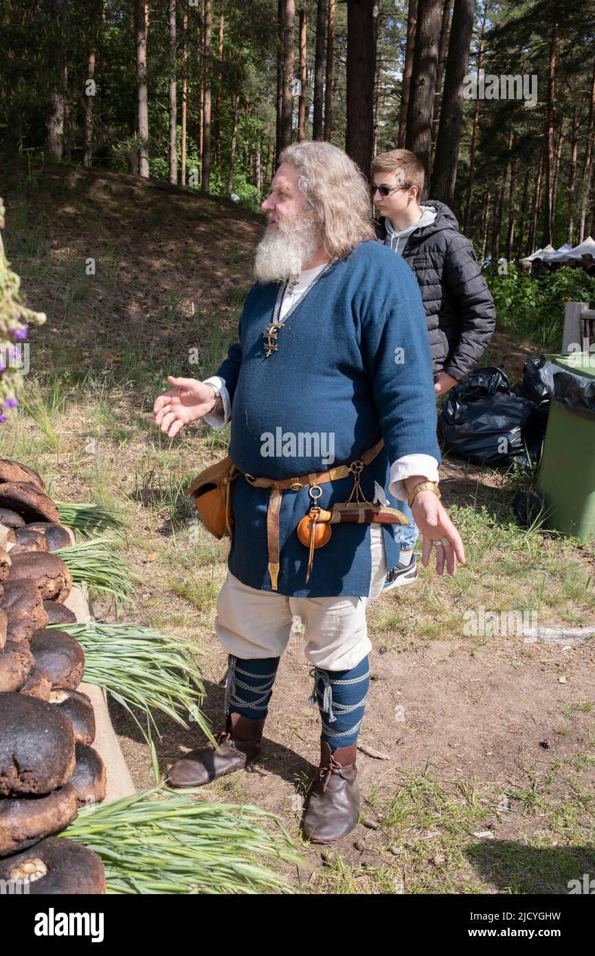 Mann in lettischer Tracht im Ethnographischen Freilichtmuseum von Lettland Stockfoto