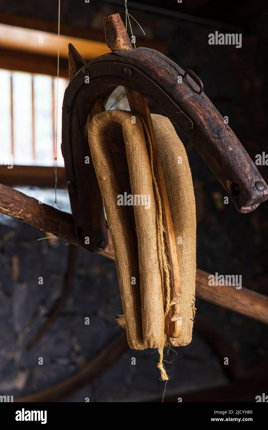 Trapez für ein Maultier oder ein Pferd als Teil einer Multimedia-Ausstellung im Eco Museum, die Artefakte und Ausstellungen des landwirtschaftlichen und ländlichen Lebensstyls zeigt Stockfoto