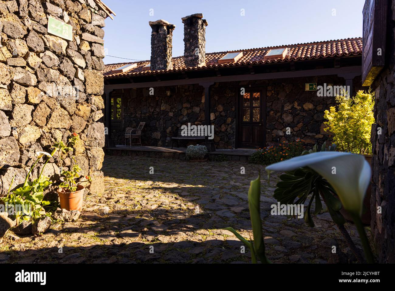 Zentraler Innenhof des Hotels Rural, Caserio Los Partidos, El Tanque, in der Nähe von Santiago del Teide auf Teneriffa, Kanarische Inseln, Spanien Stockfoto