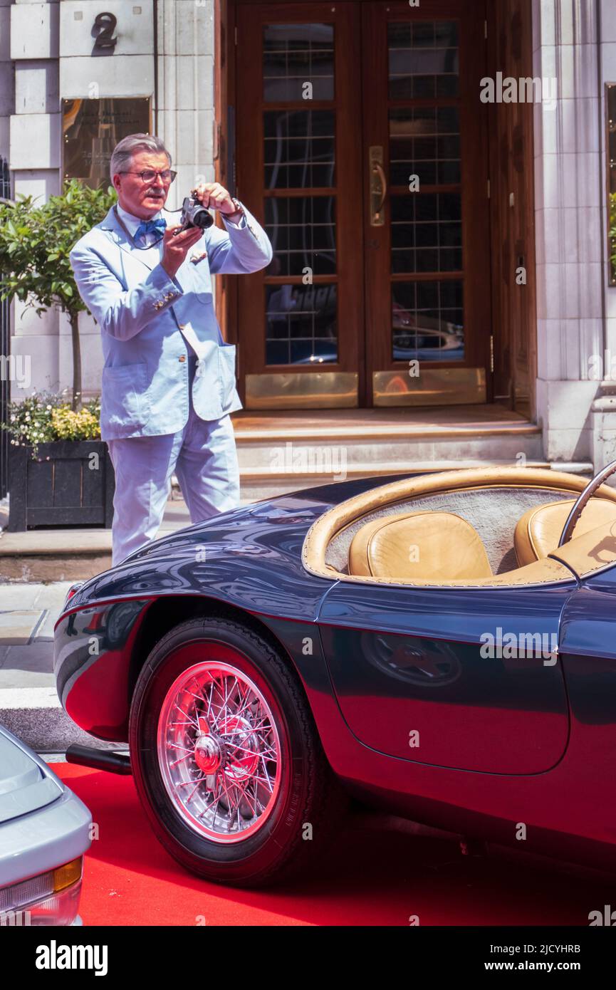 JP Hackett fotografiert den Preisträger Ferrari 166MM Barchetta beim Concours auf der Savile Row Oldtimer-Show in London, Großbritannien Stockfoto