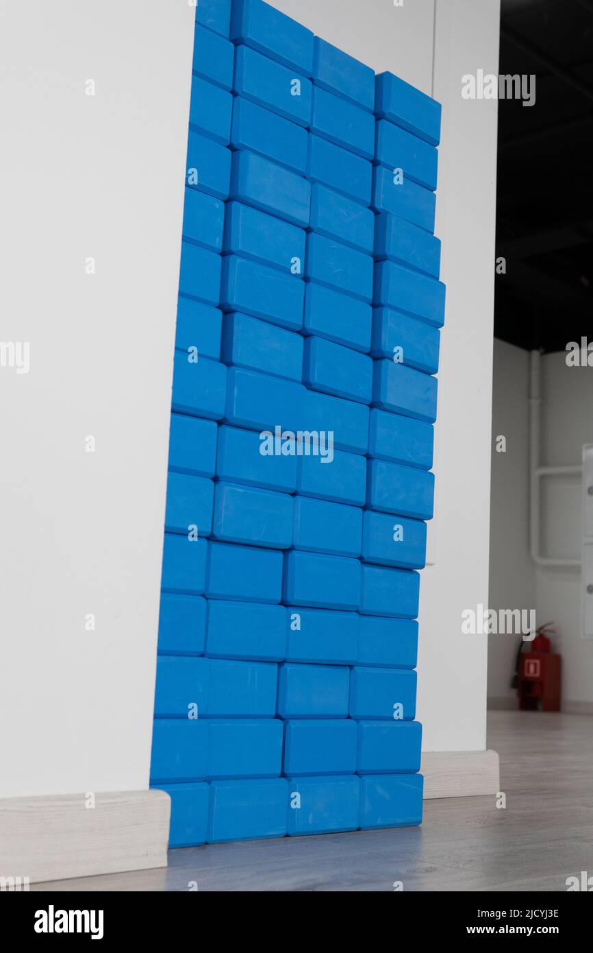 Yoga Übung weiß Geräte Hintergrund Fitness Block Backstein Sport Fitness-Studio, Konzept Gruppe Gesundheit von Objekt aus Aktivität Gymnastik, lila rosa. , Stockfoto