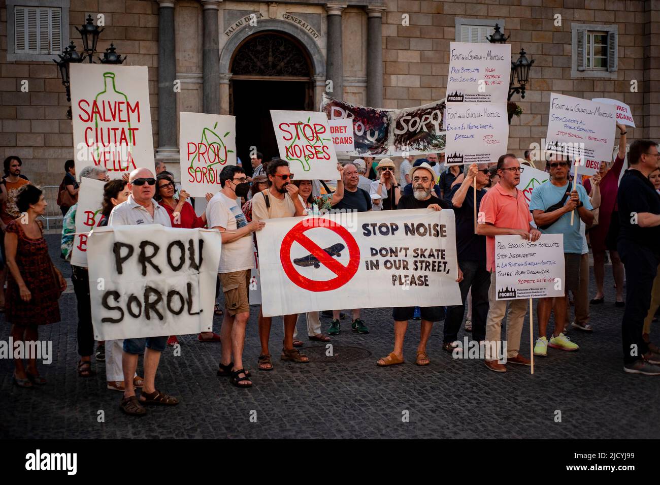 Einwohner Barcelonas halten Plakate mit der Aufschrift Stop Noise, während sie sich versammeln, um gegen die Lärmbelästigung zu protestieren, die das Nachtleben und die Nachbarschaften unter dem Einfluss des Massentourismus beeinträchtigt. Stockfoto