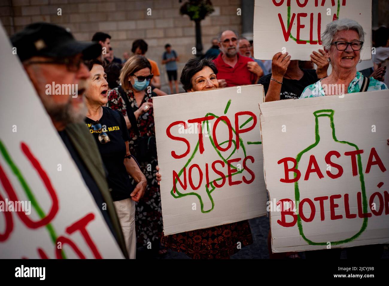 Einwohner Barcelonas halten Plakate mit der Aufschrift Stop Noise, während sie sich versammeln, um gegen die Lärmbelästigung zu protestieren, die das Nachtleben und die Nachbarschaften unter dem Einfluss des Massentourismus beeinträchtigt. Stockfoto