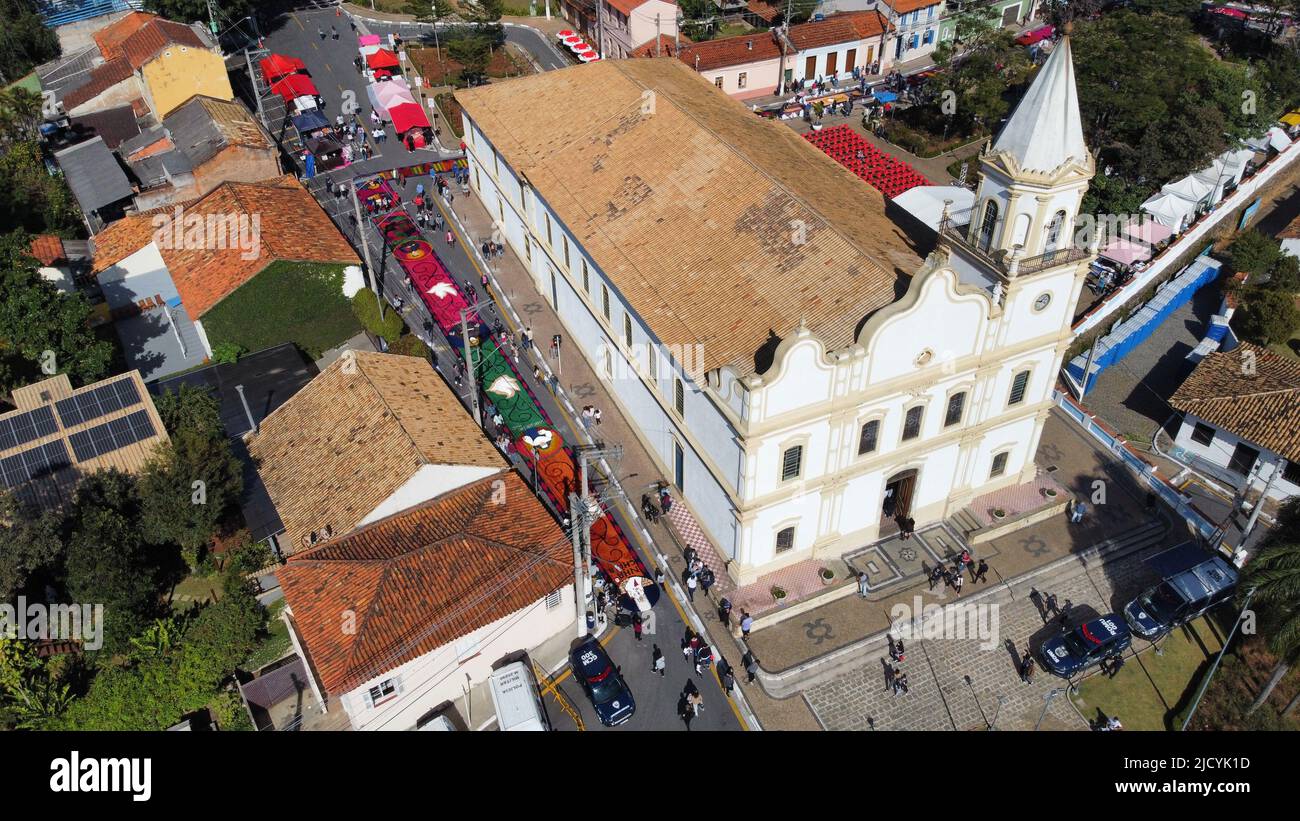 16. Juni 2022, SANTANA DE PARNAÃBA, SÃƒO PAULO, BRASILIEN: Traditioneller Sägemehl-Teppich mit Bildern, die mit der katholischen Kirche verbunden sind, die am Donnerstag, dem 16. Juni 2022, den Fronleichnam-Feiertag in der Stadt Santana de ParanaÃ-BA feiert. (Bild: © William Volcov/ZUMA Press Wire) Stockfoto