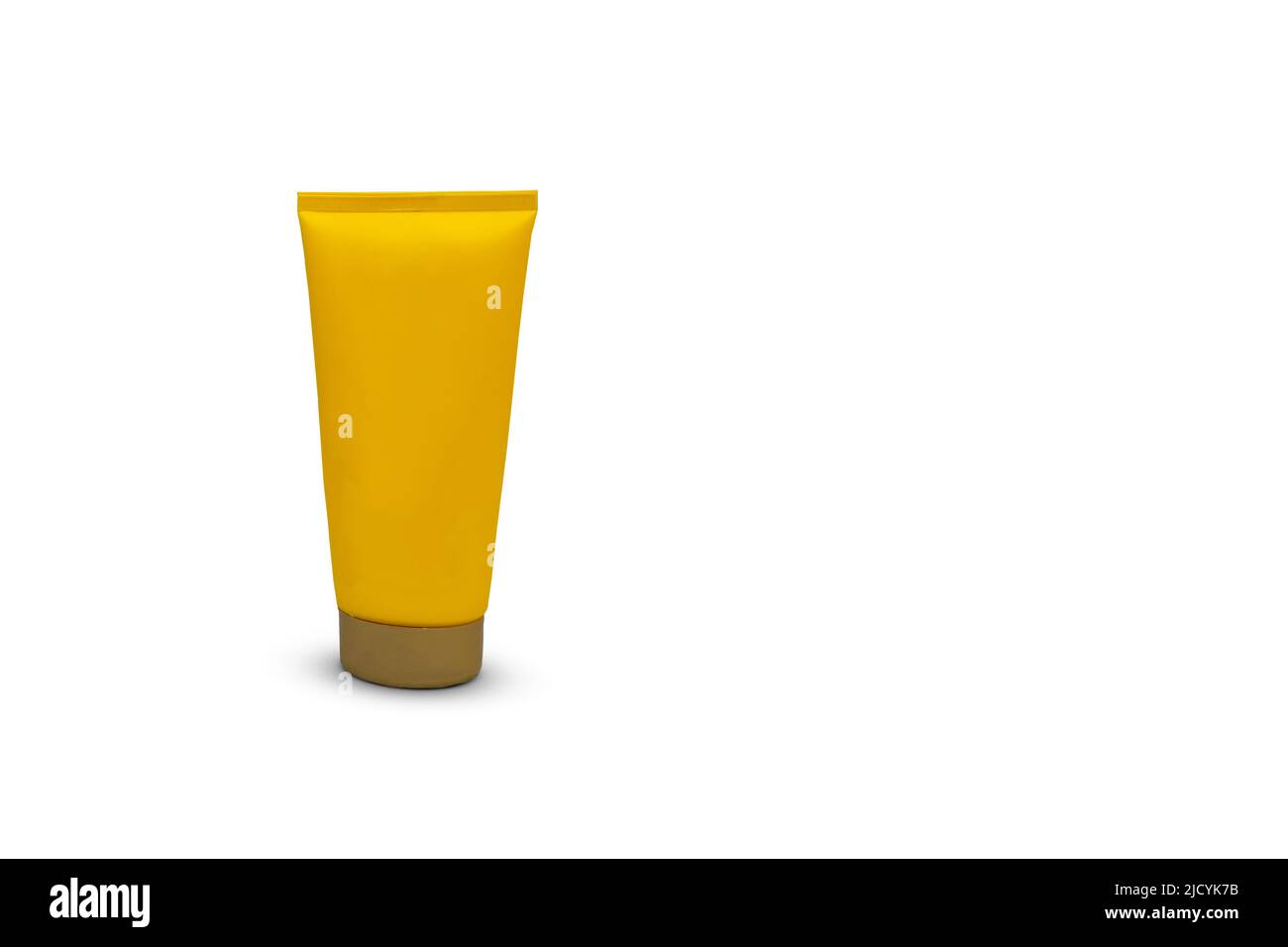Gelbe Tube Verpackung für Sonnencreme, Kosmetik- und Körperpflegecreme isoliert auf weißem Hintergrund. Schlauch mit Feuchtigkeitspflege ohne Markenaufdruck. Stockfoto