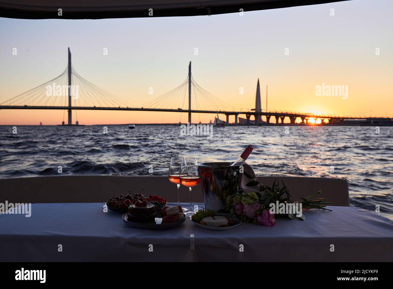 Romantischer Luxusabend auf einer Kreuzfahrt-Yacht mit Champagner-Ambiente Stockfoto