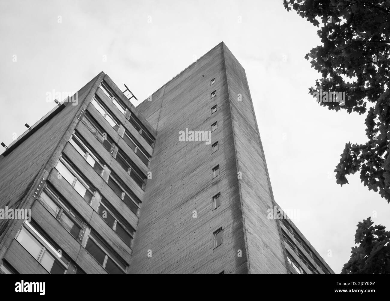 Ein Blick auf das Math and Social Sciences Building, Manchester, Großbritannien, ein Beispiel für den Brutalistischen Architekturstil. Stockfoto