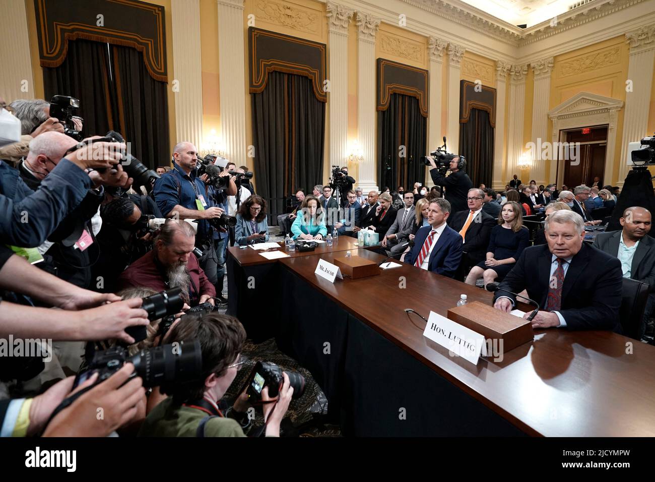 Michael Luttig (R), Berater von Vizepräsident Mike Pence, und Greg Jacob, ehemaliger Berater von Pence, warten darauf, am 16. Juni 2022 vor dem House Select Committee die dritte Anhörung über die Ermittlungen am 6.. Januar auf dem Capitol Hill in Washington zu bezeugen. Foto von Yuri Gripas/ABACAPRESS.COM Stockfoto