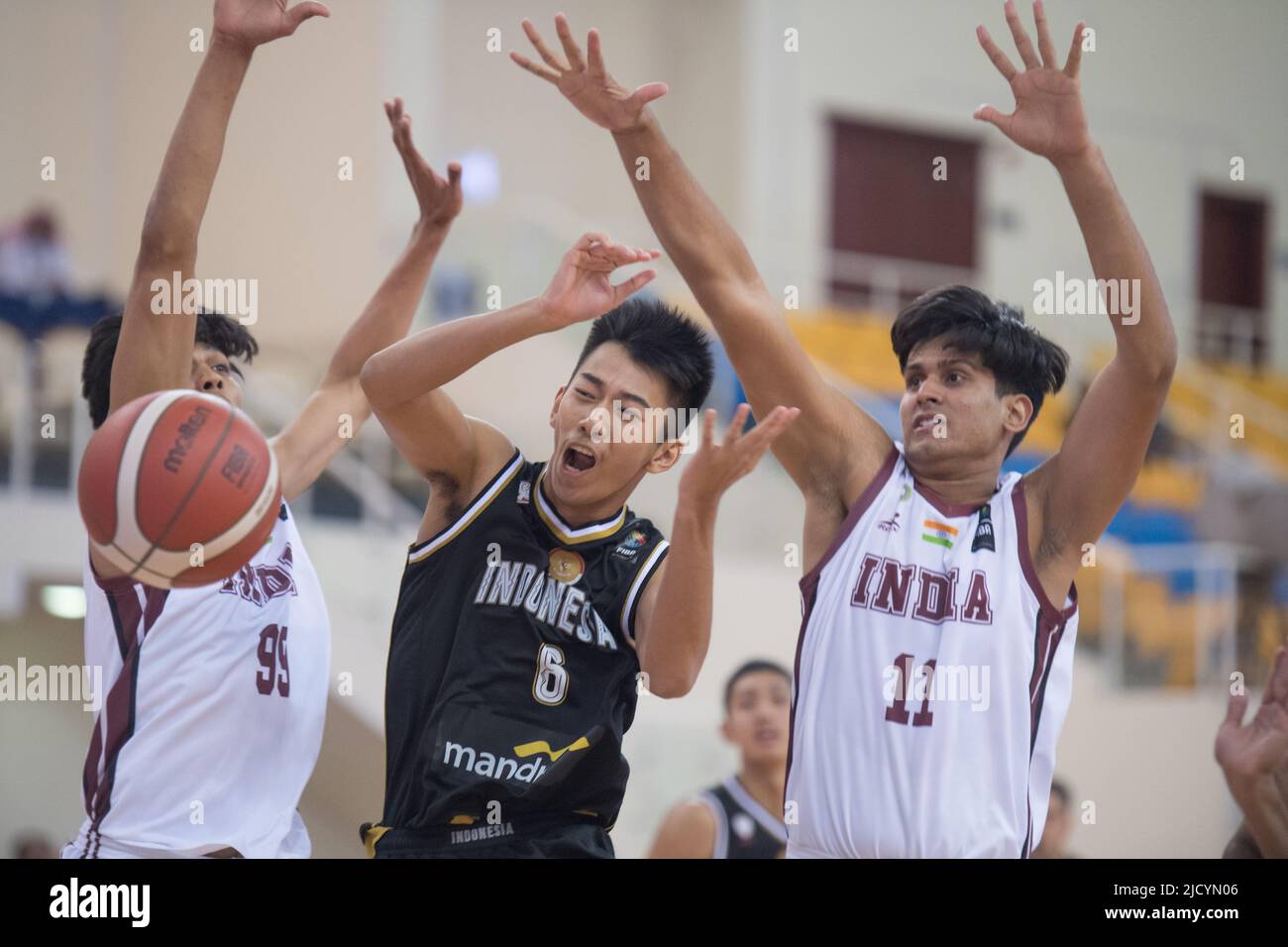 Doha, Katar. 16.. Juni 2022. Lokendra Singh (L) und Janmejay Singh (R) von der indischen Basketballmannschaft und Daniel Nichola Delin (M) von der indonesischen Basketballmannschaft im Einsatz während des FIBA U16 Asian Championship 2022-Spiels zwischen Indonesien und Indien in der Al-Gharafa Sports Multi-Purpose Hall. Endergebnis; Indien 97:53 Indonesien. (Foto von Luis Veniegra/SOPA Images/Sipa USA) Quelle: SIPA USA/Alamy Live News Stockfoto