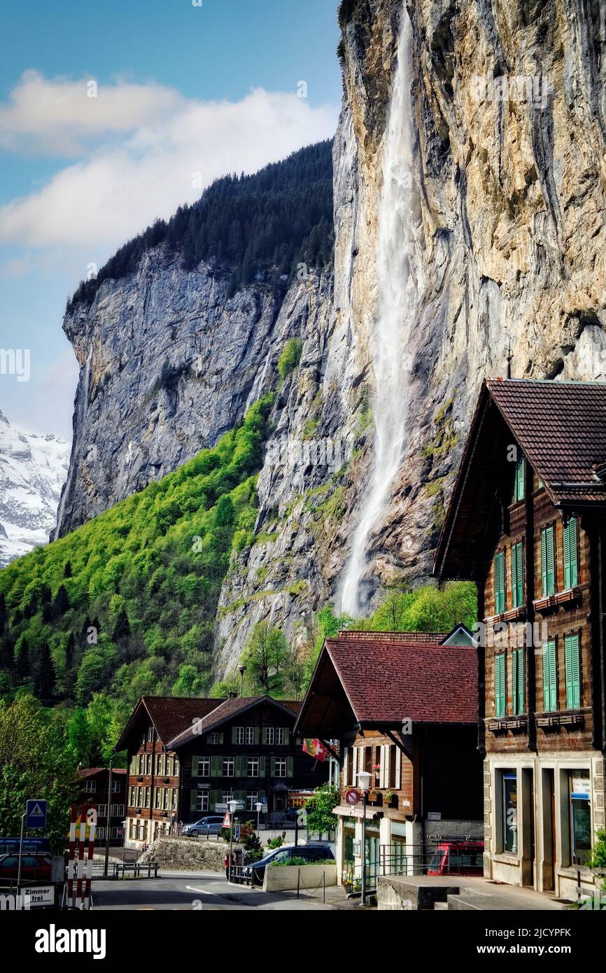 Der Staubbach Wasserfall stürzt über den Rand einer Klippe mit Blick auf Lauterbrunnen, Schweiz. Stockfoto