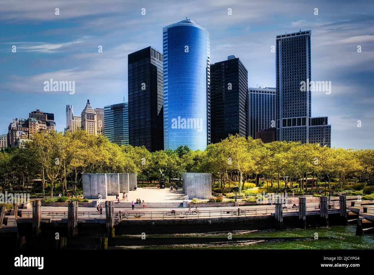 Bürogebäude und ein Park markieren die Ränder von Lower Manhattan, New York City und New York. Stockfoto