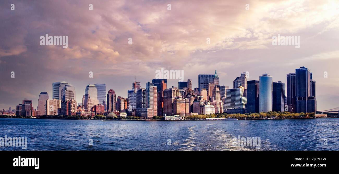 Die Bürogebäude von Lower Manhattan stoßen an die Ränder der Insel in Lower Manhattan in New York City, New York. Stockfoto