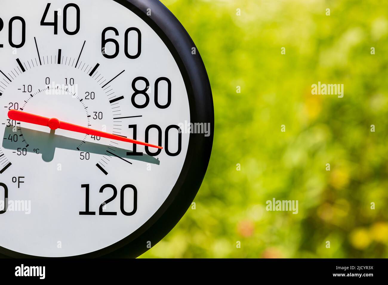 Outdoor-Thermometer in der Sonne während der Hitzewelle. Heißwetter, Hochtemperatur- und Hitzewarnkonzept. Stockfoto