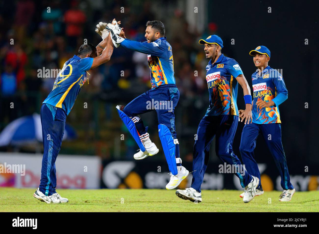 Kandy, Sri Lanka. 16.. Juni 2022. Sri Lankas Chamika Karunaratne feiert am 16.. Juni 2022 mit Teamkollegen beim ODI-Cricket-Spiel 2. zwischen Sri Lanka und Australien im Pallekele International Cricket Stadium in Kandy. Viraj Kothalwala/Alamy Live News Stockfoto