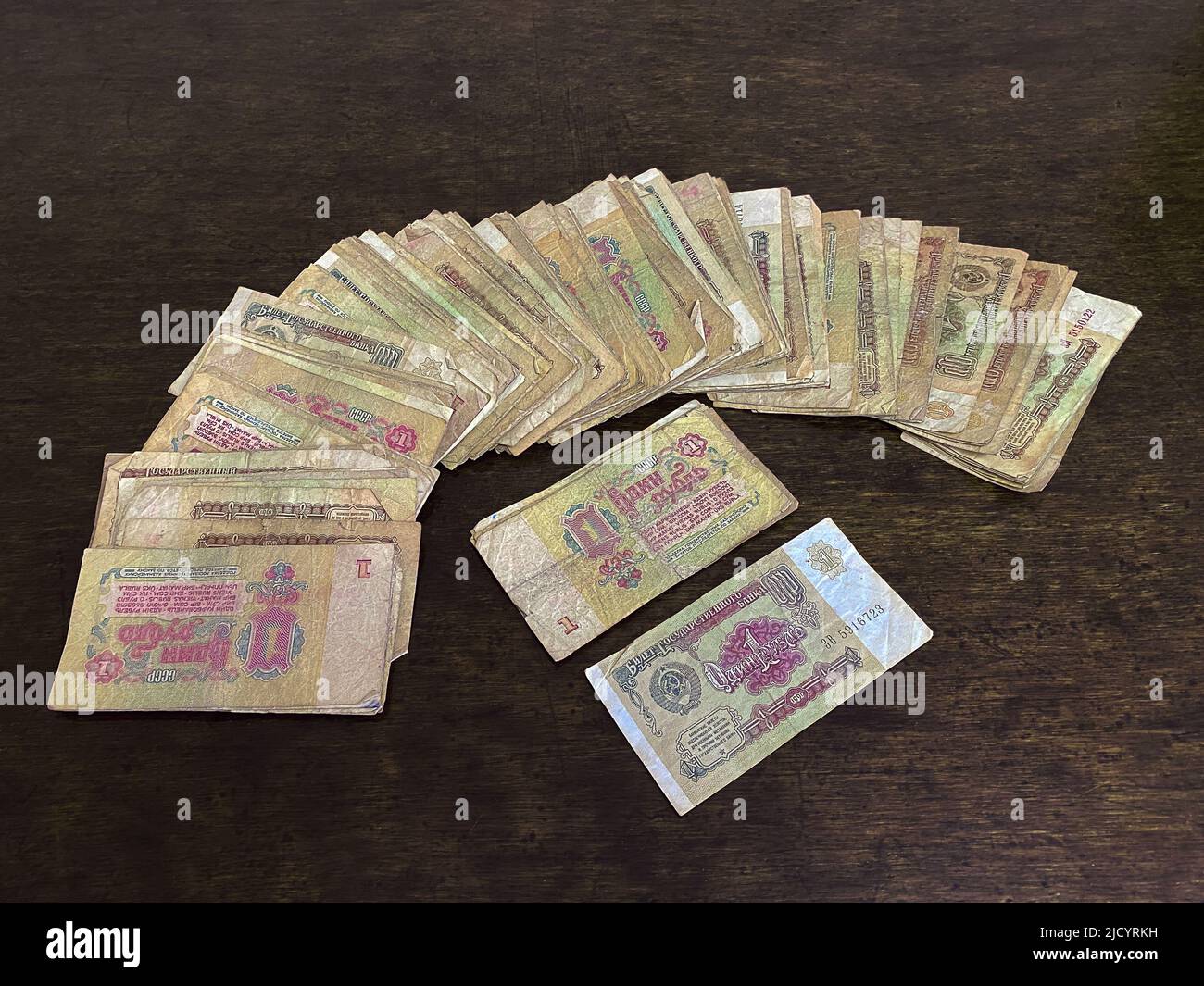 Alte sowjetische Banknoten mit einem Nennwert von einem Rubel liegen wie ein Fächer auf einem hölzernen Hintergrund. Finanzierungskonzept, Stückelung, Inflation, Krise Stockfoto