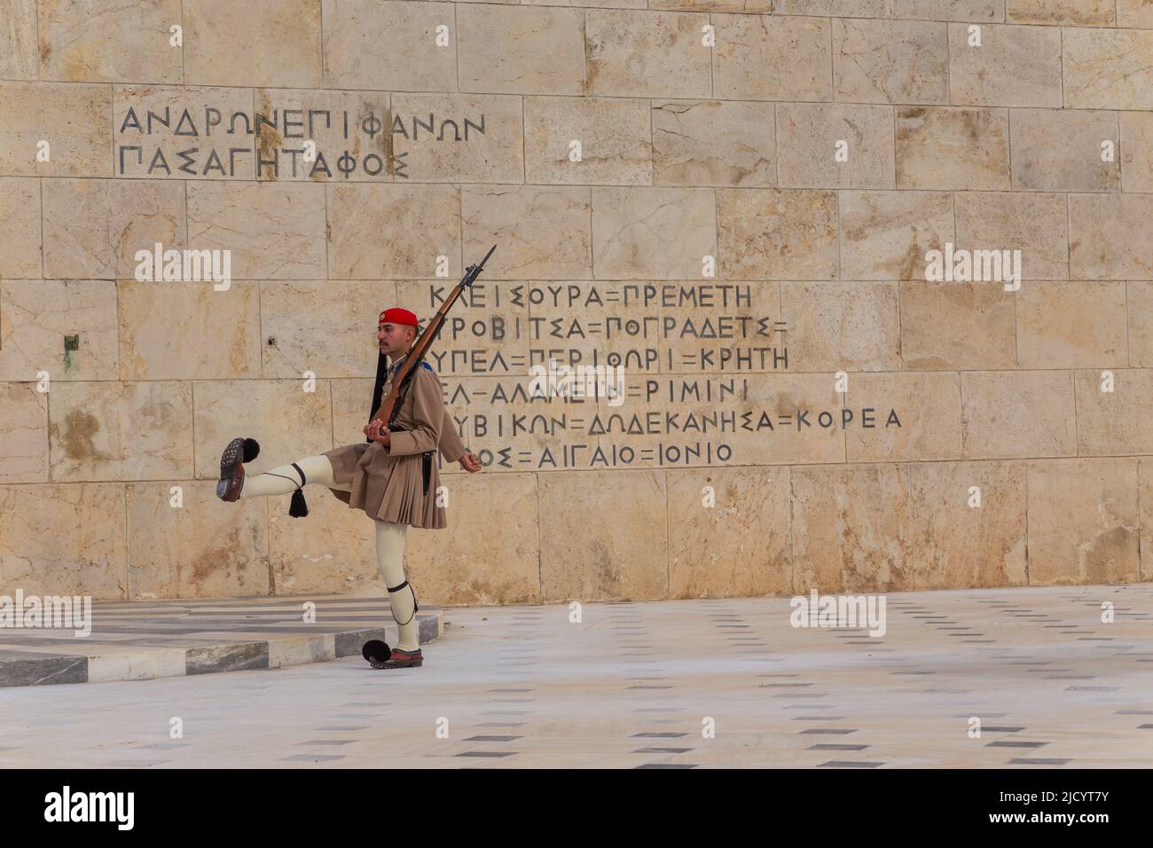 ATHEN, GRIECHENLAND - 06 2022. MAI: Zeremonielle Aufseher des Präsidenten - Evzones am Grab des unbekannten Soldaten vor dem griechischen Parlament, Athen, Gr Stockfoto