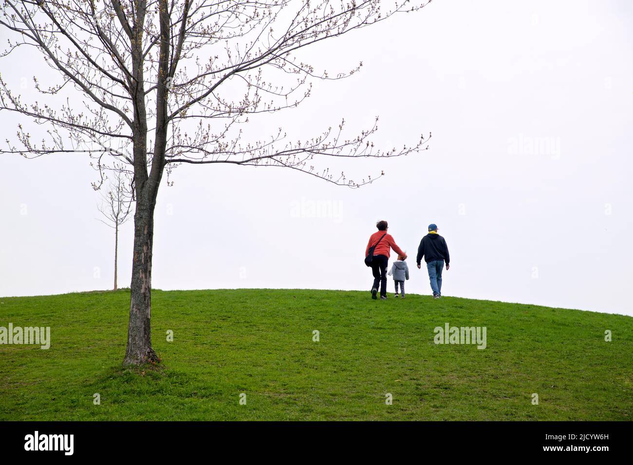 Familienspaziergängen im öffentlichen Park. Ein gesunder Lebensstil. Stockfoto