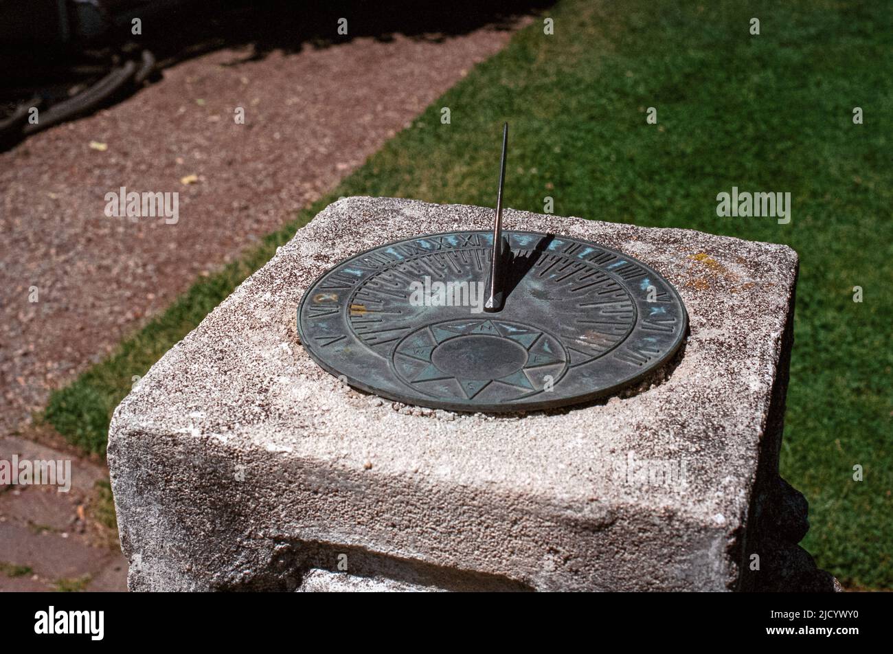 Sonnenuhr aus Messing, montiert auf einem dekorativen Betonsockel im Garten des Fuller Estate. North Hampton, New Hampshire, USA. Stockfoto