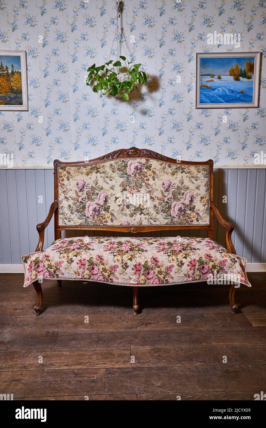 Altes antikes Sofa, fotografiert mit Blitz im Restaurant Stockfotografie -  Alamy