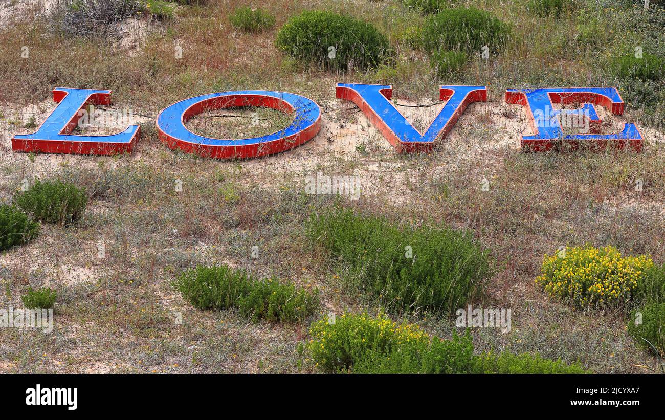 WORTLIEBE in plastischen Großbuchstaben auf dem Boden-327 Stockfoto