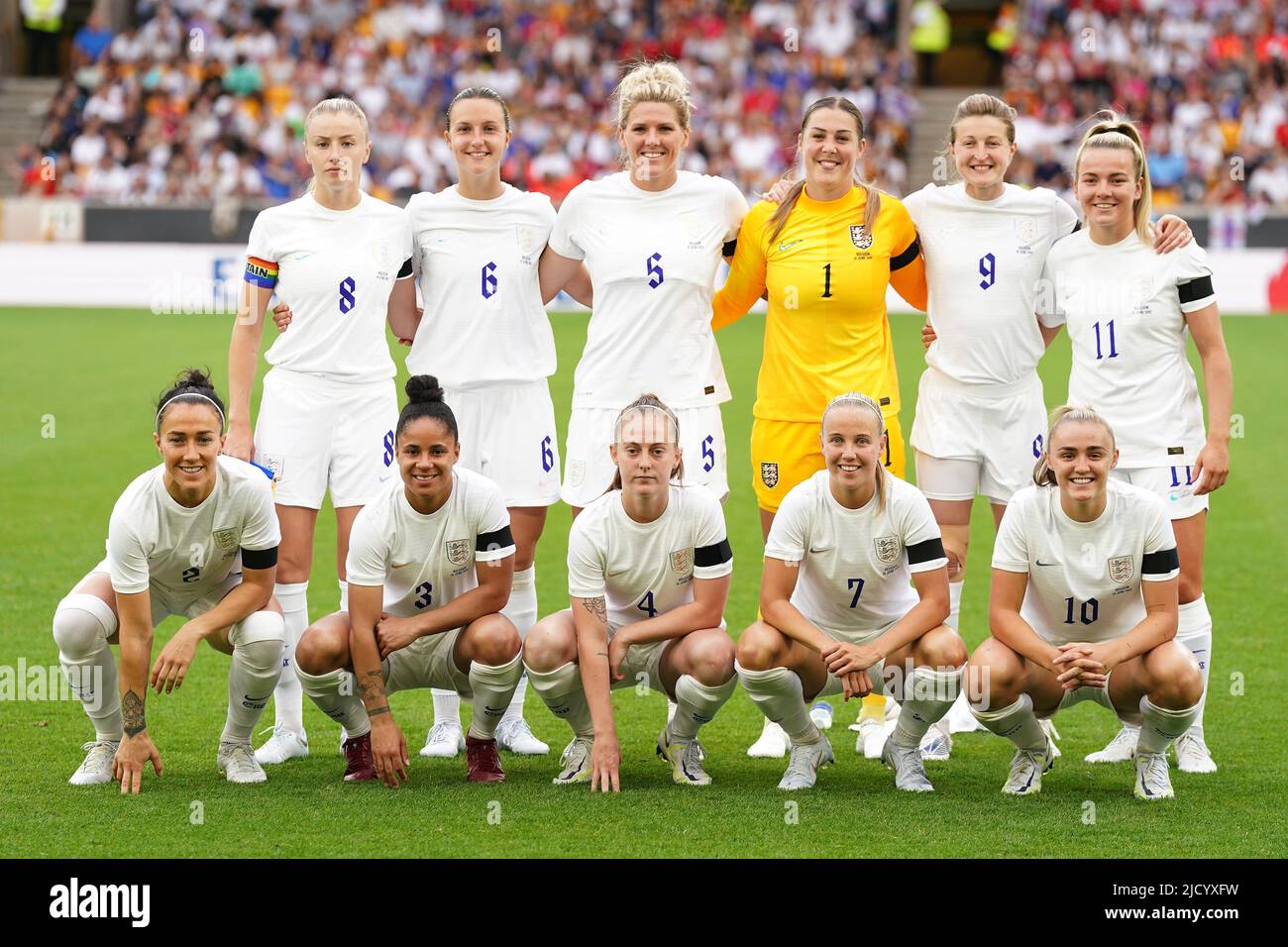 (Von links nach rechts, von hinten nach vorne) Englands Leah Williamson, Lotte Wubben-Moy, Millie Bright, Torhüterin Mary Earps, Ellen White, Lauren Hemp, Lucy Bronze, Demi Stokes, Englands Keira Walsh, Beth Mead, Und Georgia Stanway vor dem internationalen Freundschaftsspiel der Frauen in Molineux, Wolverhampton. Bilddatum: Donnerstag, 16. Juni 2022. Stockfoto