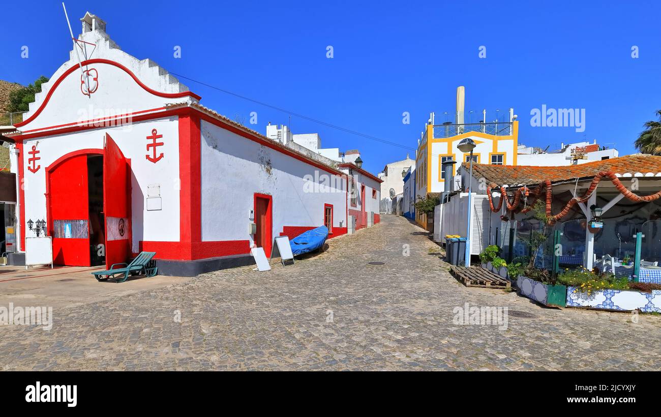 Die gepflasterte Rua Vasco da Gama Street beherbergt die alte Rettungswache. Alvor Portimao-Portugal-342 Stockfoto