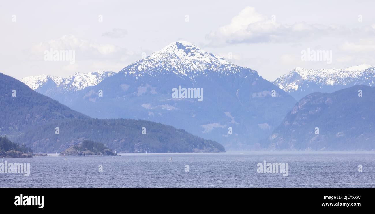 Kanadische Berglandschaft in Howe Sound. Wolkiger Himmel. Stockfoto