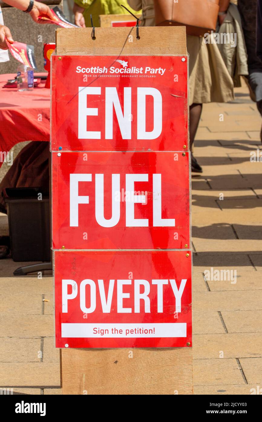 Protest gegen die Beendigung der Brennstoffarmut auf der Princes Street, Edinburgh, Schottland, Großbritannien Stockfoto