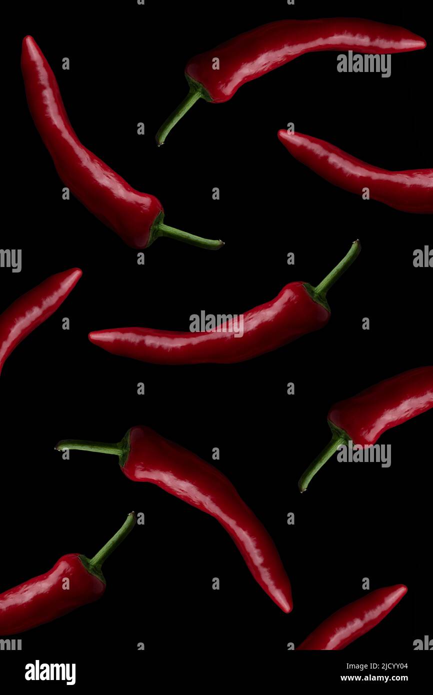 ew rote Paprika auf schwarzem Hintergrund Stockfoto