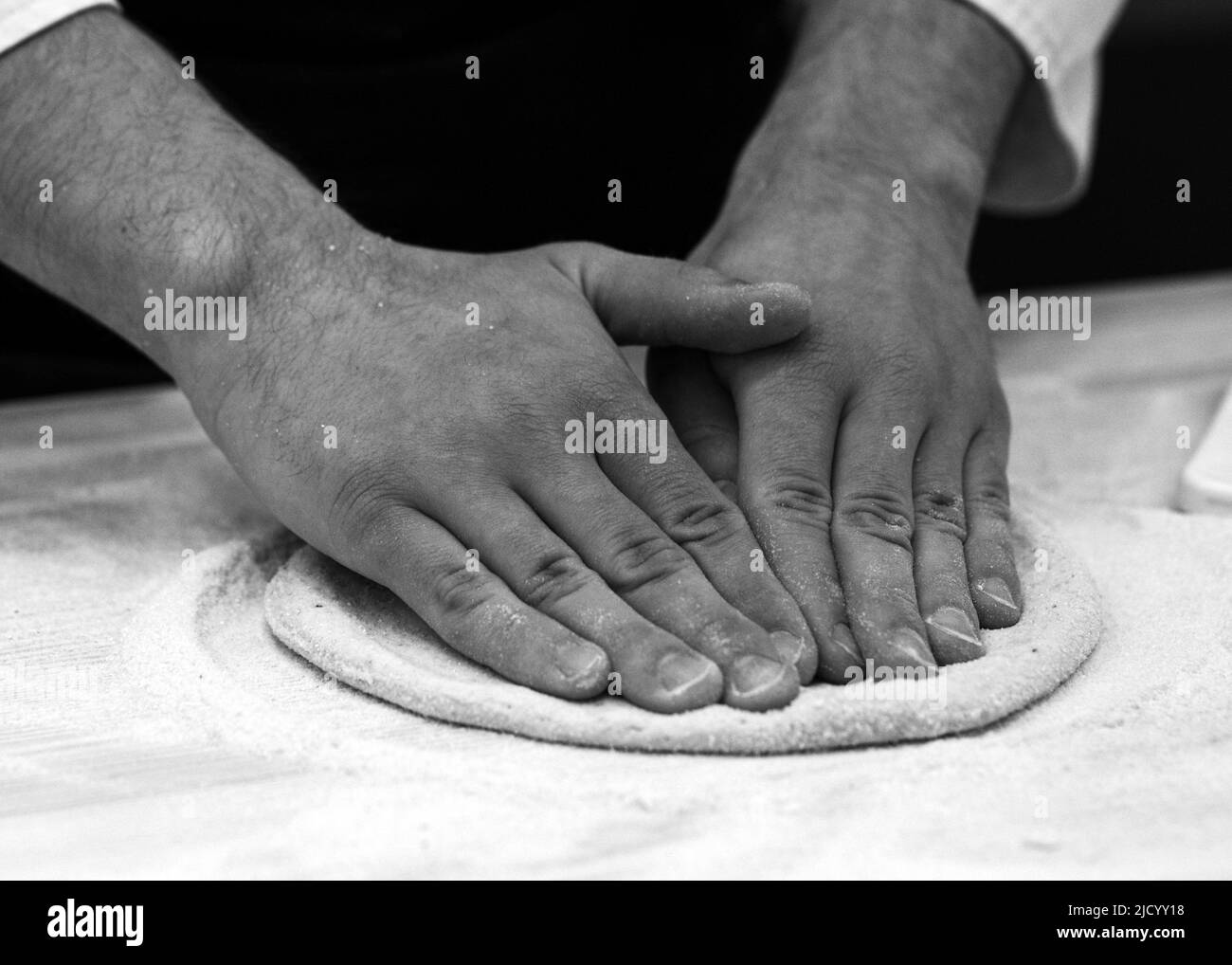 Ein Mann macht Teig für Pizza Stockfoto