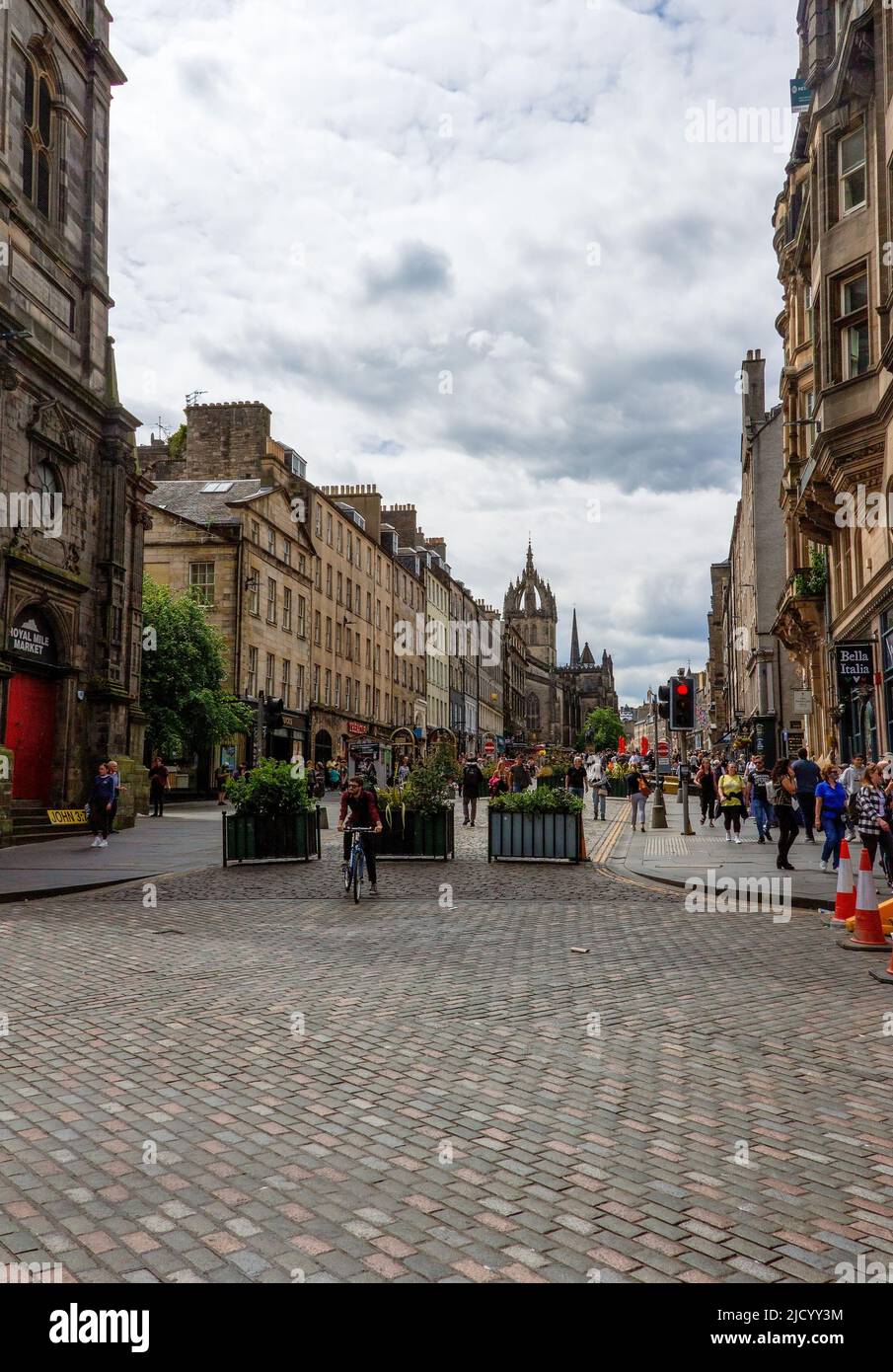 Touristen und Einheimische genießen die lokalen Attraktionen und Geschäfte auf der Royal Mile, Edinburgh, Schottland, Großbritannien Stockfoto
