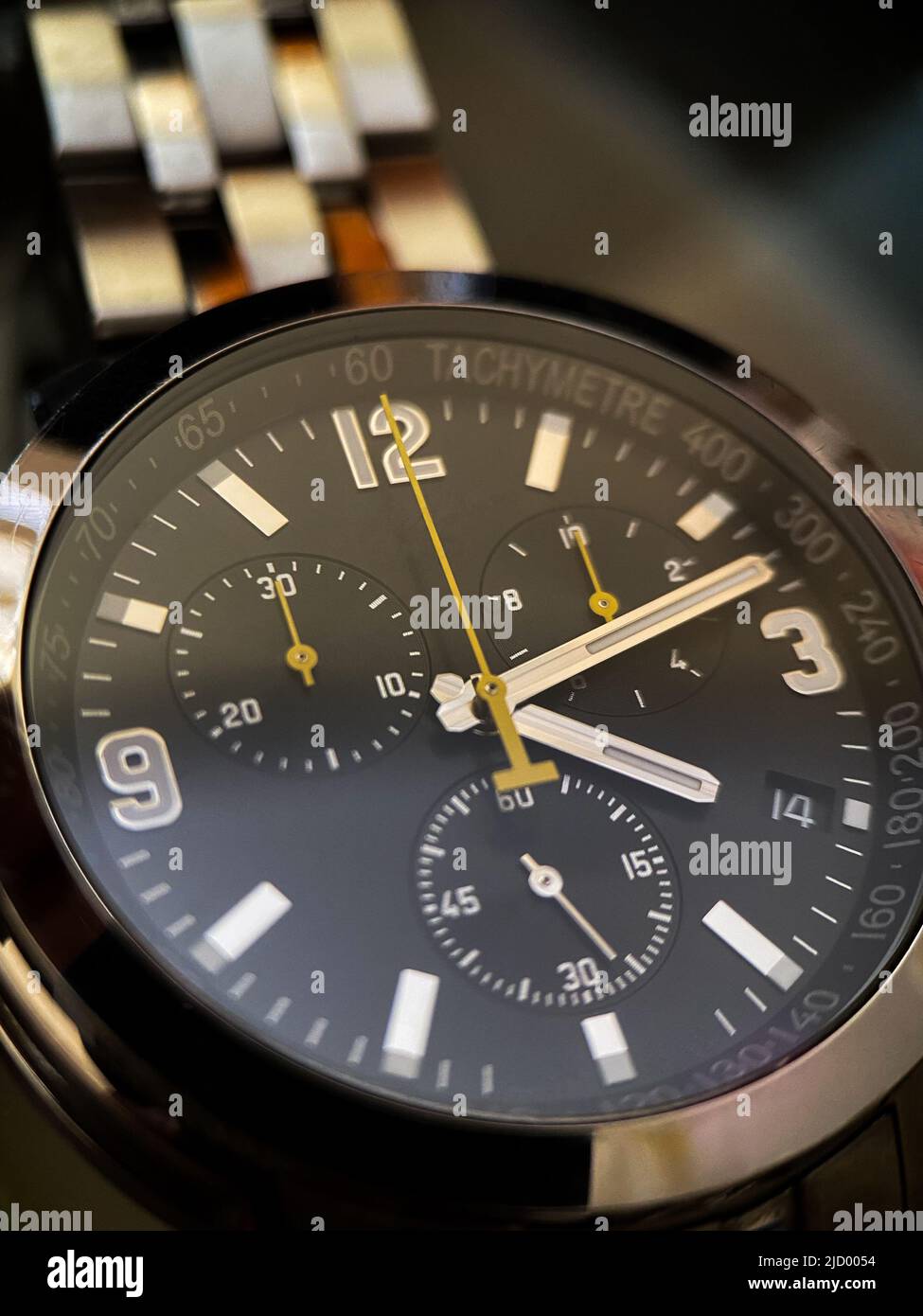 Luxus-Uhr aus Edelstahl mit Chronograph, schwarzem Zifferblatt und Metallarmband aus nächster Nähe. Makrofotografie von Uhrendetails Stockfoto