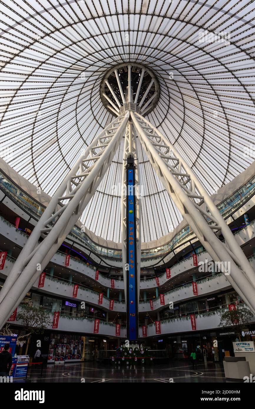 Nur Sultan (Astana), Kasachstan, 11.11.21. Khan Shatyr Entertainment Center Innenansicht mit Zeltdachkonstruktion aus Stoff. Stockfoto