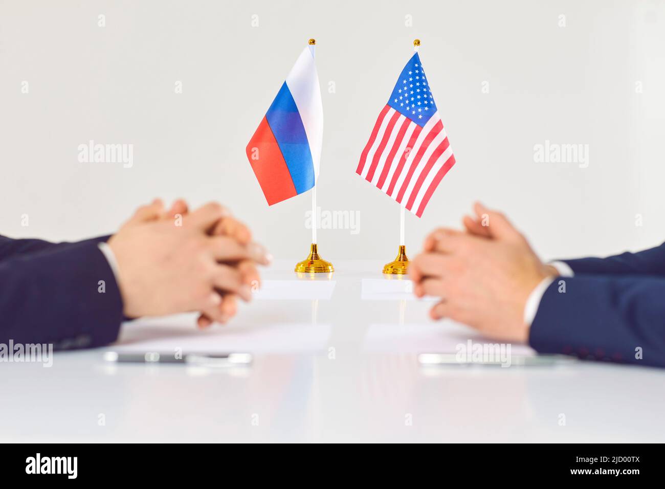 Russische und amerikanische Diplomaten verhandeln am Tisch Stockfoto