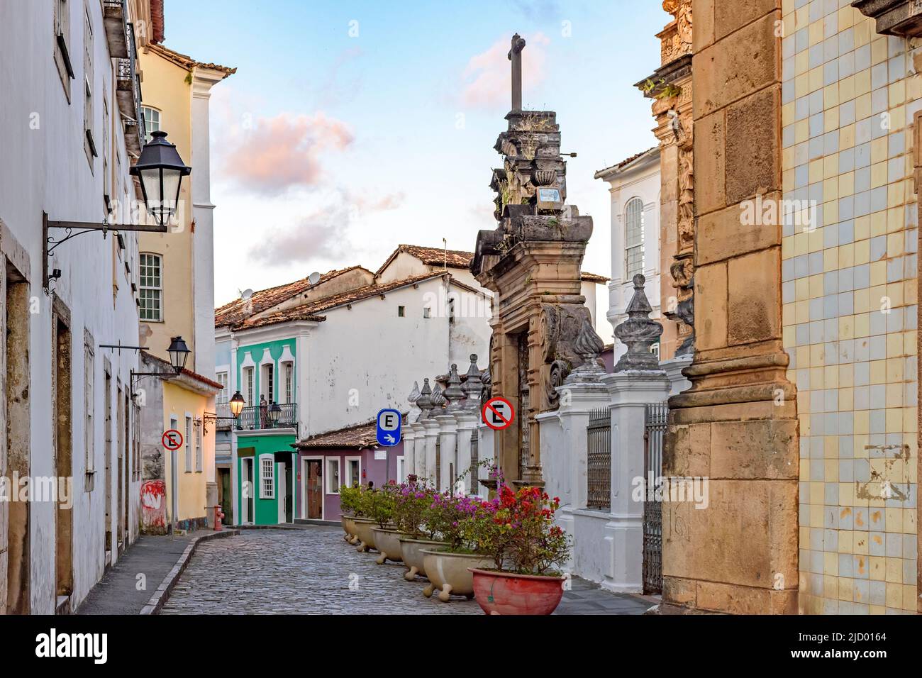 Ruhige Straße mit Kirche, Häusern und Laterne im berühmten historischen Viertel Pelourinhoin der Stadt Salvador in Bahia Stockfoto