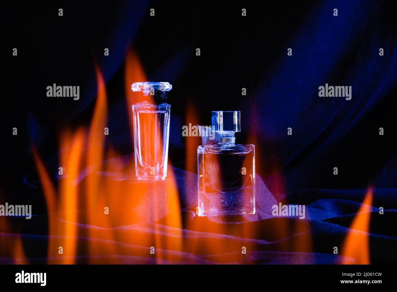 Parfümflaschen in Feuerflamme. Hohe Qualität Stockfoto