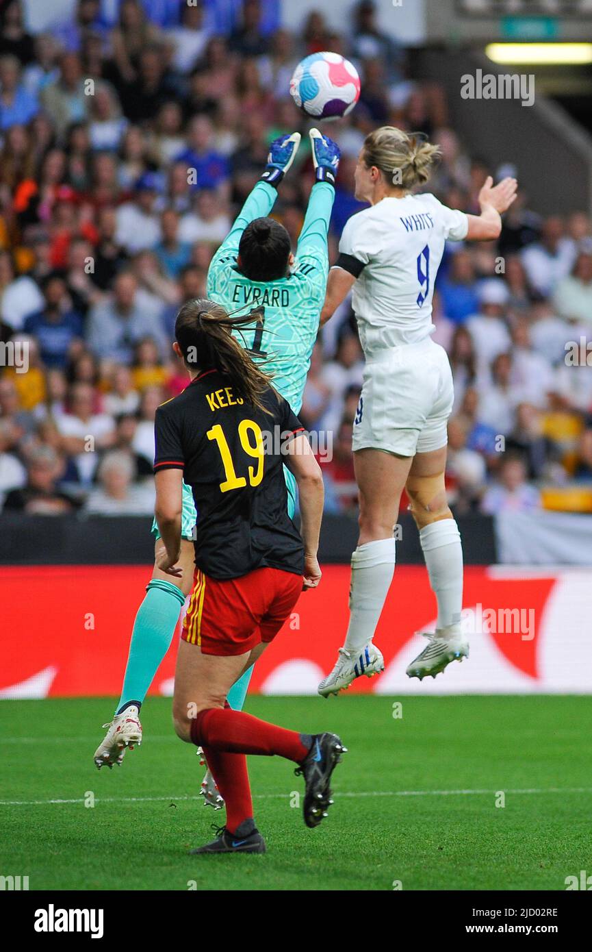 Wolverhampton, Großbritannien. 16.. Juni 2022. Ellen White (England No 9 ) kämpft Nicky Evrard (Beligum No 1 ) um den Ball&#XA;&#XA;Frauenfußball Euro 2022 Warm up friendly England gegen Belgien Karl W Newton/SPP Kredit: SPP Sport Pressefoto. /Alamy Live News Stockfoto