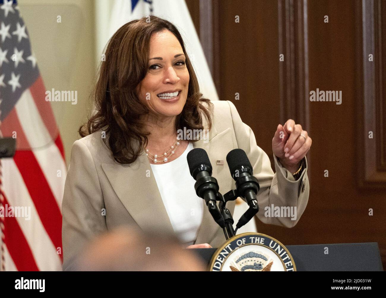 Die Vizepräsidentin der Vereinigten Staaten, Kamala Harris, macht am Donnerstag, dem 16. Juni 2022, auf der Ankündigung der Online-Task Force für Belästigung und Missbrauch im Eisenhower Executive Office Building in Washington, DC, eine Rede.Quelle: Ron Sachs / Pool via CNP Stockfoto