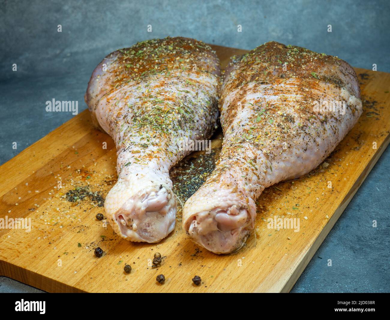 Putenstäbchen in Gewürzen liegen auf einem Küchenschneidebrett ...