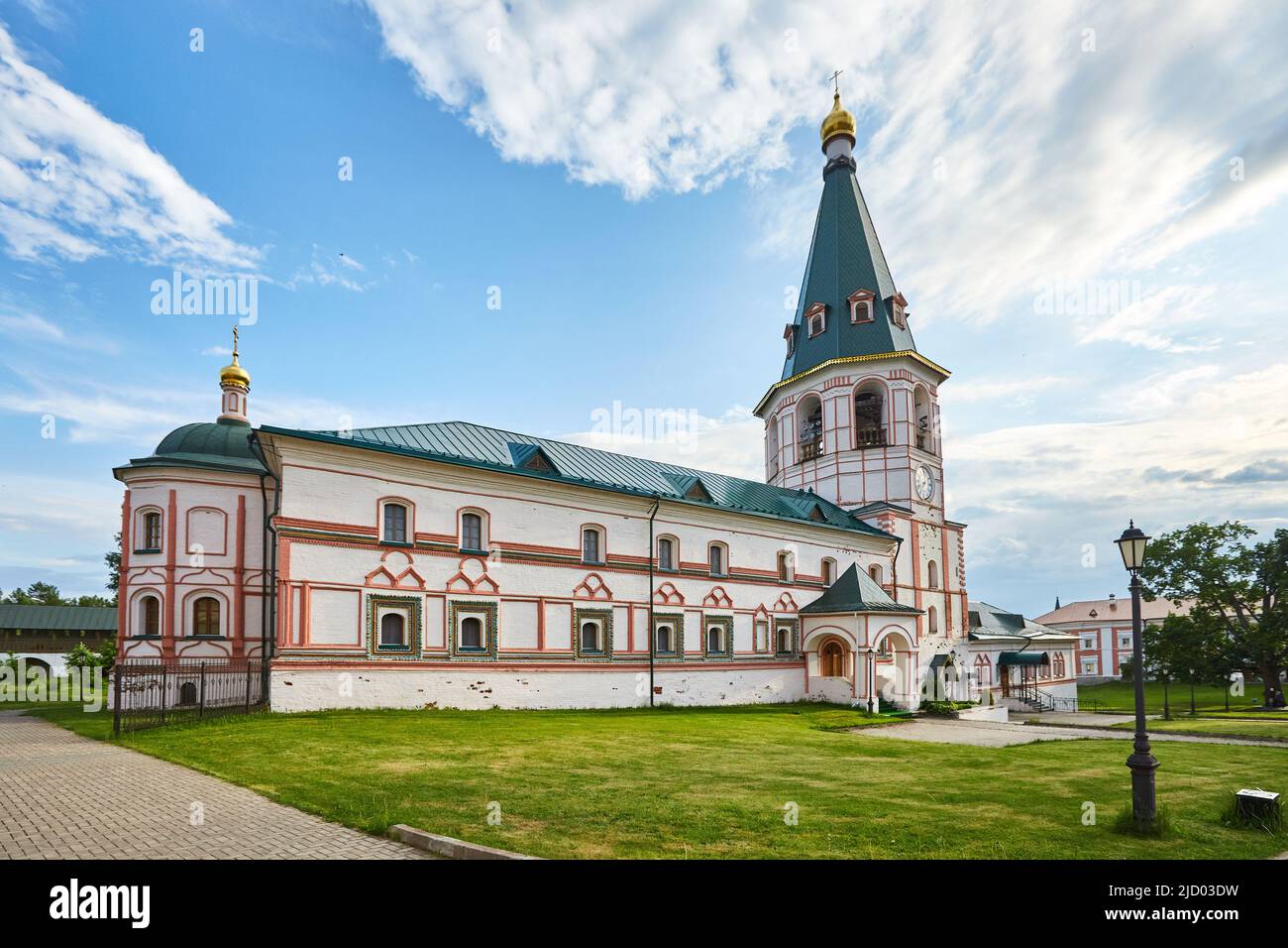 Schöne Kirche in der Sonne im Sommer Stockfoto