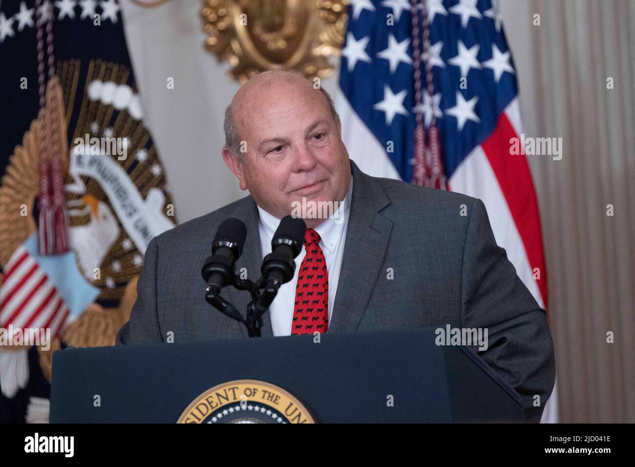 Vincent „Zippy“ Duvall, Präsident der American Farm Bureau Federation, macht Bemerkungen, bevor US-Präsident Joe Biden das Gesetz S. 3580, den Ocean Shipping Reform Act von 2022, im Weißen Haus in Washington, DC, am 16. Juni 2022 unterzeichnet. Kredit: Chris Kleponis / Pool über CNP Stockfoto