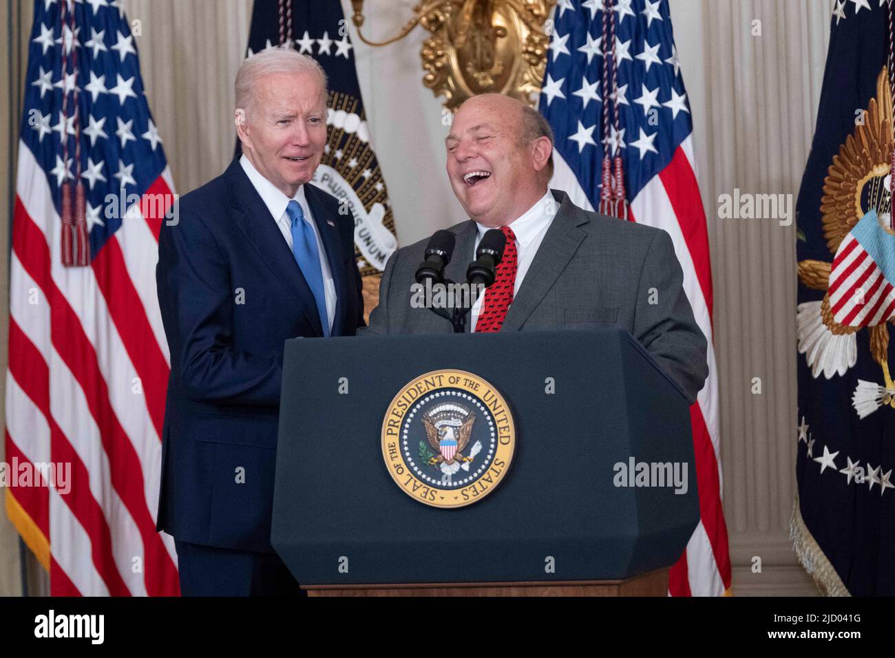 Der Präsident der Vereinigten Staaten, Joe Biden, teilt sich einen Lichtblick mit Vincent „Zippy“ Duvall, Präsident der American Farm Bureau Federation, bevor er am 16. Juni 2022 im Weißen Haus in Washington, DC, das Gesetz S. 3580, den Ocean Shipping Reform Act von 2022, unterzeichnete. Kredit: Chris Kleponis / Pool über CNP Stockfoto