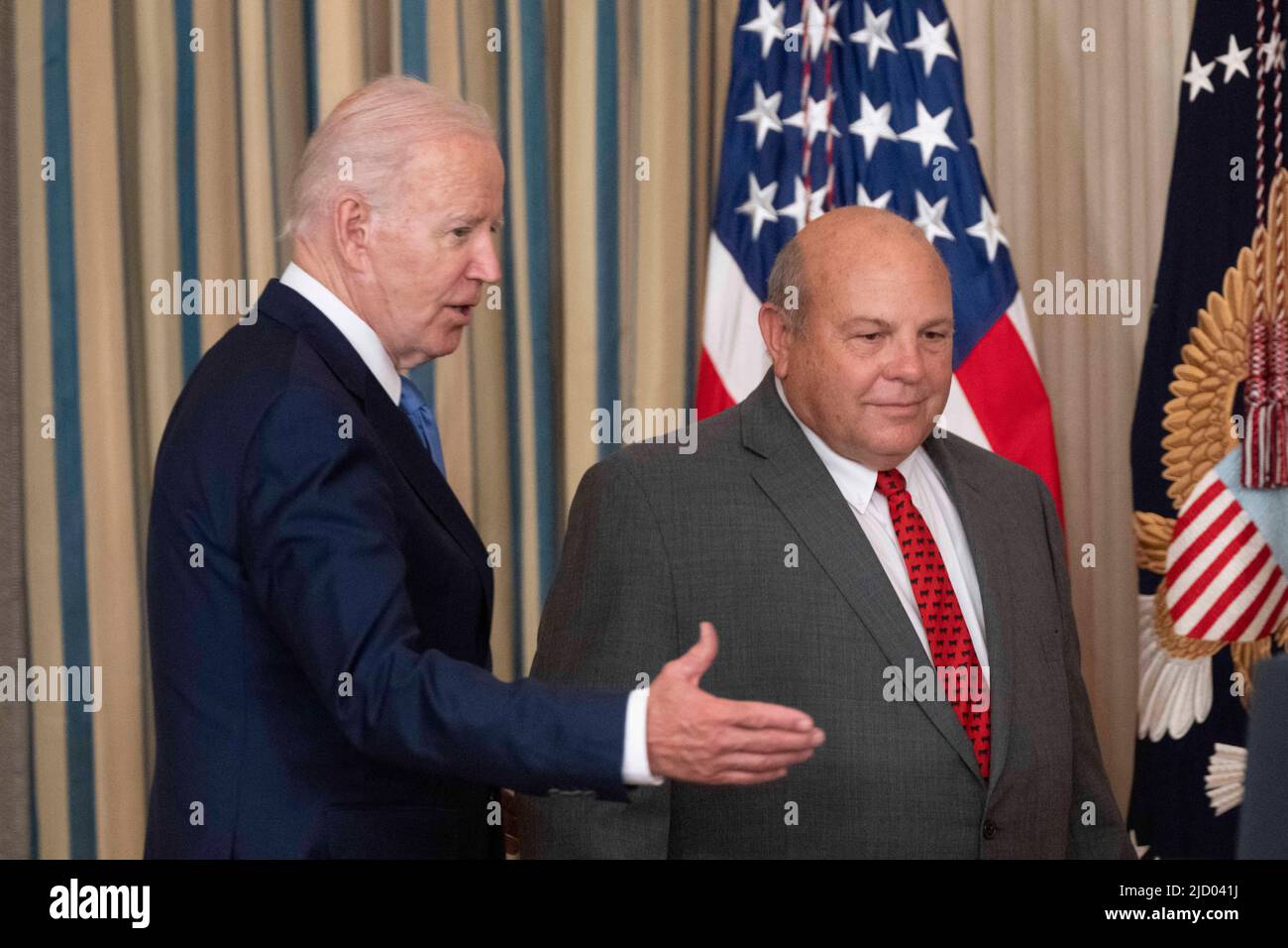 Der Präsident der Vereinigten Staaten, Joe Biden, leitet Vincent „Zippy“ Duvall, den Präsidenten der American Farm Bureau Federation, an, um Bemerkungen zu machen, bevor Biden das Gesetz S. 3580, den Ocean Shipping Reform Act von 2022, im Weißen Haus in Washington, DC, am 16. Juni 2022 unterzeichnet. Kredit: Chris Kleponis / Pool über CNP Stockfoto
