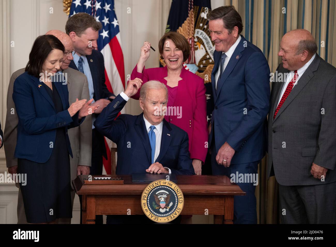 Washington, Vereinigte Staaten Von Amerika. 16.. Juni 2022. Der Präsident der Vereinigten Staaten, Joe Biden, übergibt den Stift an die Senatorin der Vereinigten Staaten, Amy Klobuchar (Demokratin von Minnesota), mit dem der US-Präsident S. 3580, den Ocean Shipping Reform Act von 2022, im Weißen Haus in Washington, DC, am 16. Juni 2022, unterzeichnet hat. Bild: Chris Kleponis/Pool/Sipa USA Bild: SIPA USA/Alamy Live News Stockfoto