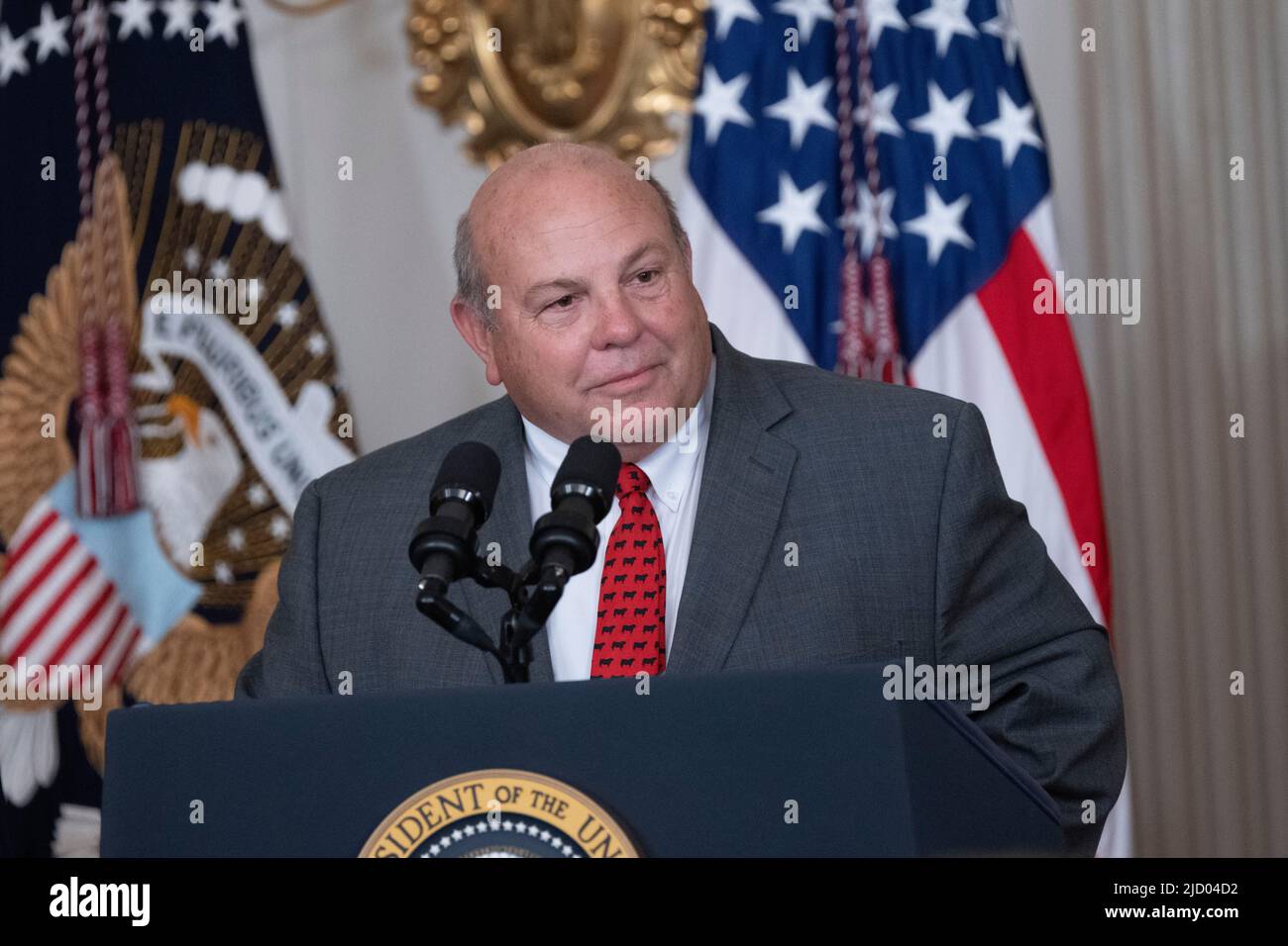 Washington, Vereinigte Staaten Von Amerika. 16.. Juni 2022. Vincent 'Zippy' Duvall, Präsident der American Farm Bureau Federation, macht Bemerkungen, bevor US-Präsident Joe Biden das Gesetz S. 3580, den Ocean Shipping Reform Act von 2022, im Weißen Haus in Washington, DC, 16. Juni 2022 unterzeichnet. Bild: Chris Kleponis/Pool/Sipa USA Bild: SIPA USA/Alamy Live News Stockfoto