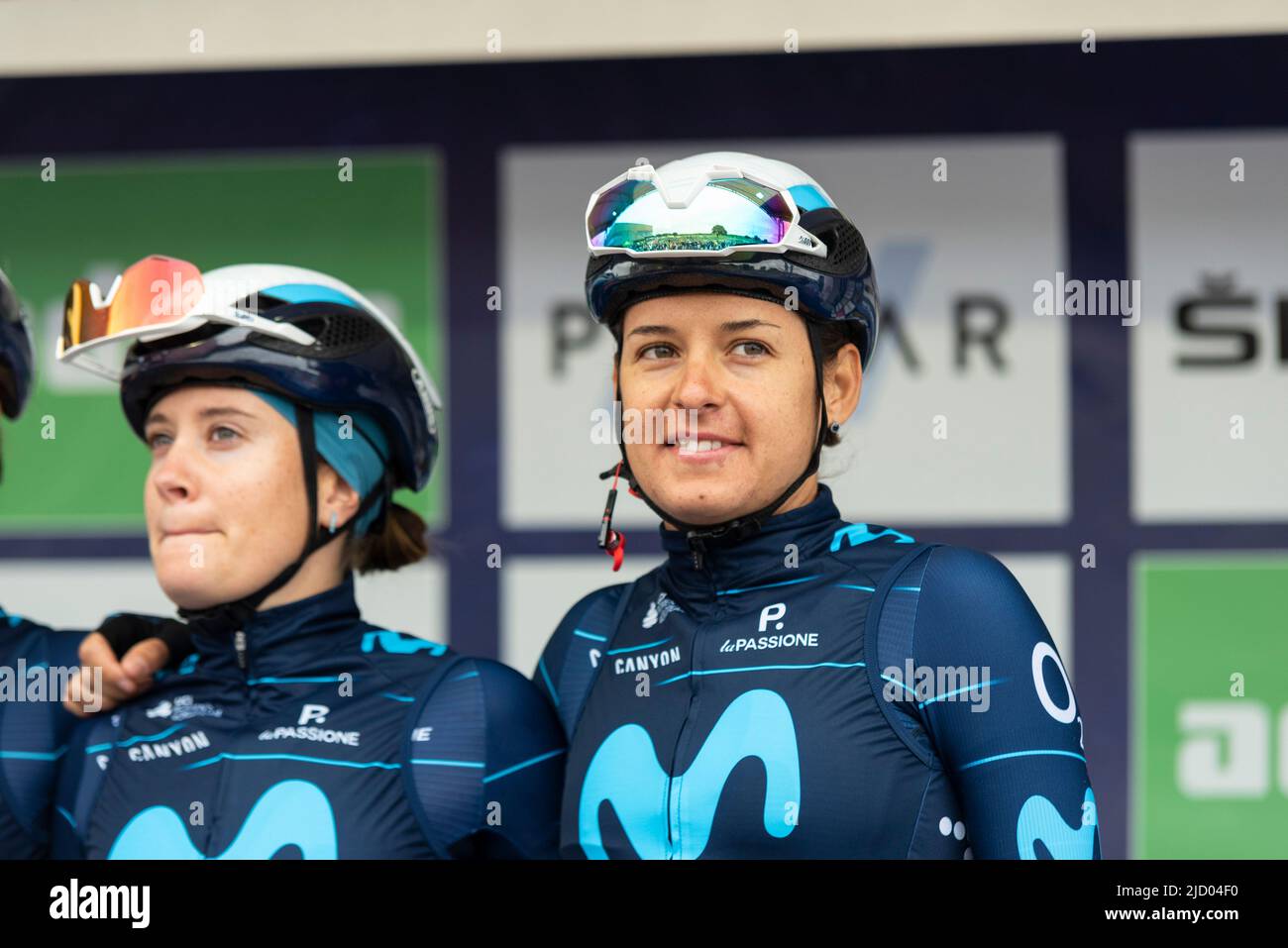 Alicia Gonzalez Blanco, Barbara Guarischi vom Movistar-Team, bevor es in der UCI das Women's Tour-Radrennen von Colchester nach Bury St Edmunds bestieg Stockfoto