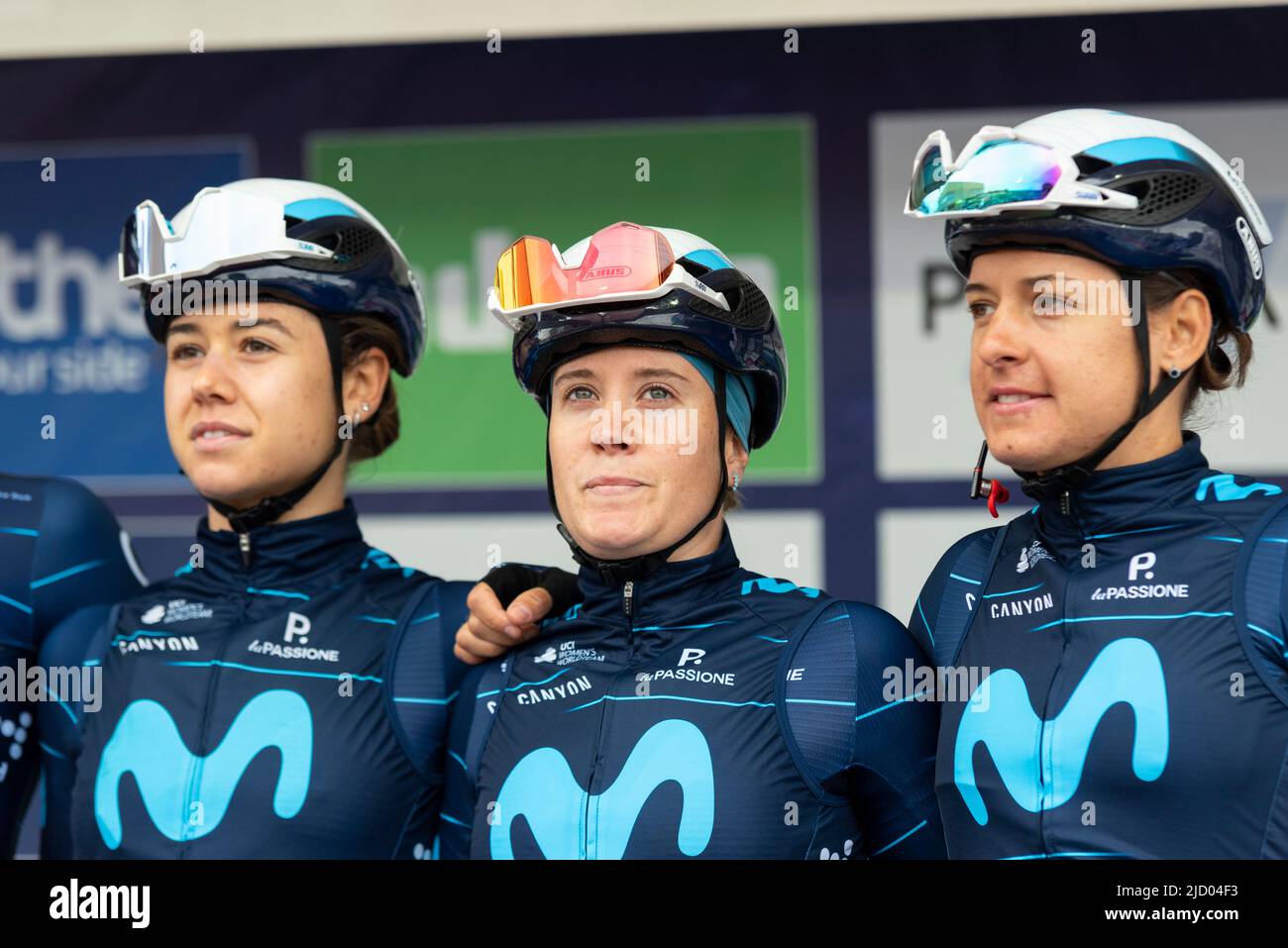 Sara Martin Martin, Alicia Gonzalez Blanco, Barbara Guarischi vom Movistar-Team, bevor sie im UCI-Radrennen The Women's Tour Rennen fuhr Stockfoto